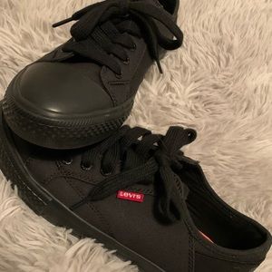 Levi’s black shoes size 6.5